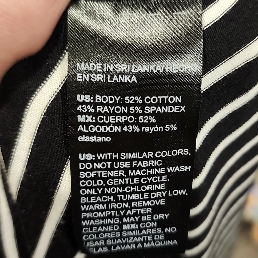 Chico's Black/White Striped Short Sleeve V-neck Top Size L PTP 21 In. L 26 In. - Picture 7 of 7